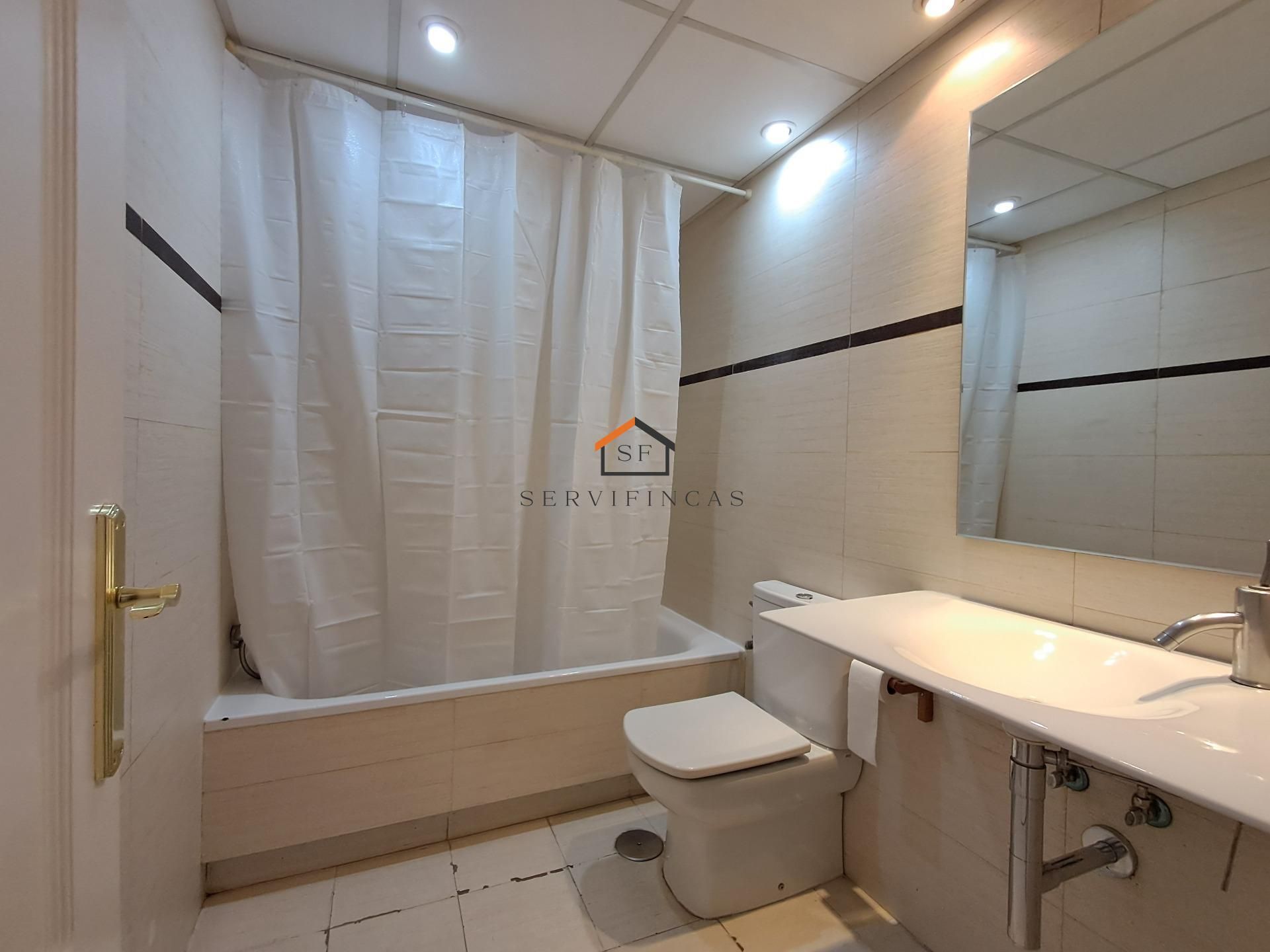 Bathroom of Flat to rent in  Madrid Capital  with Air Conditioner and Balcony