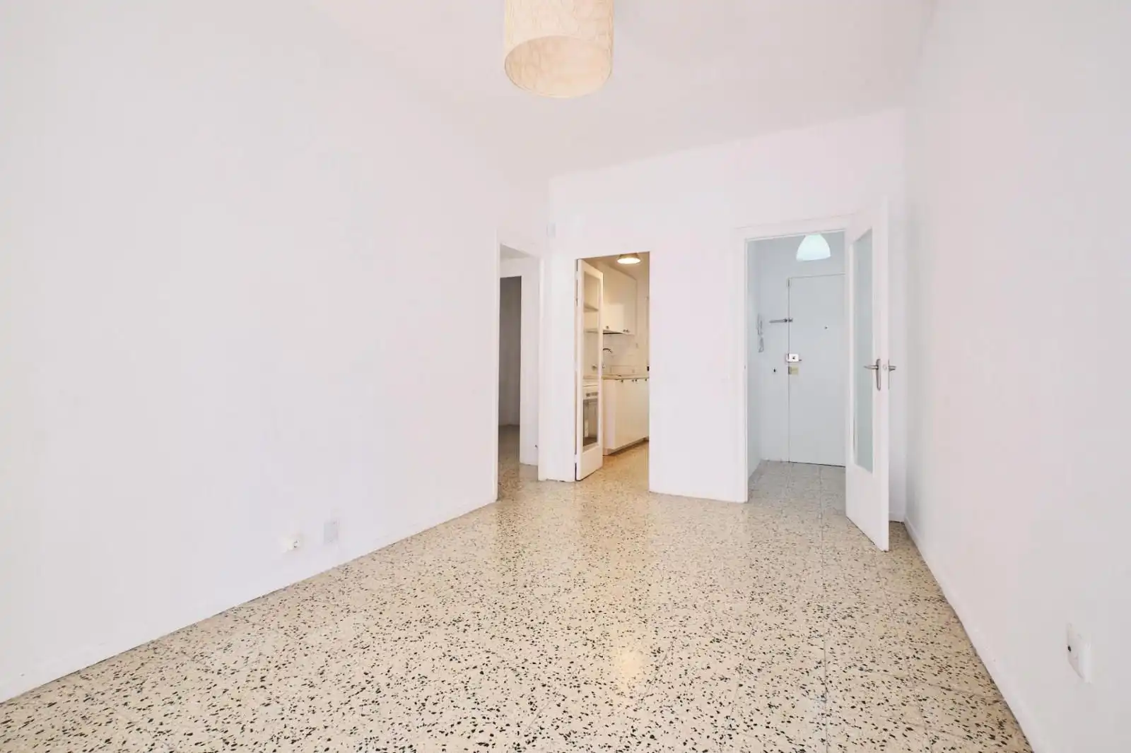 Flat for sale in Barcelona  with Air Conditioner, Washing machine and Microwave