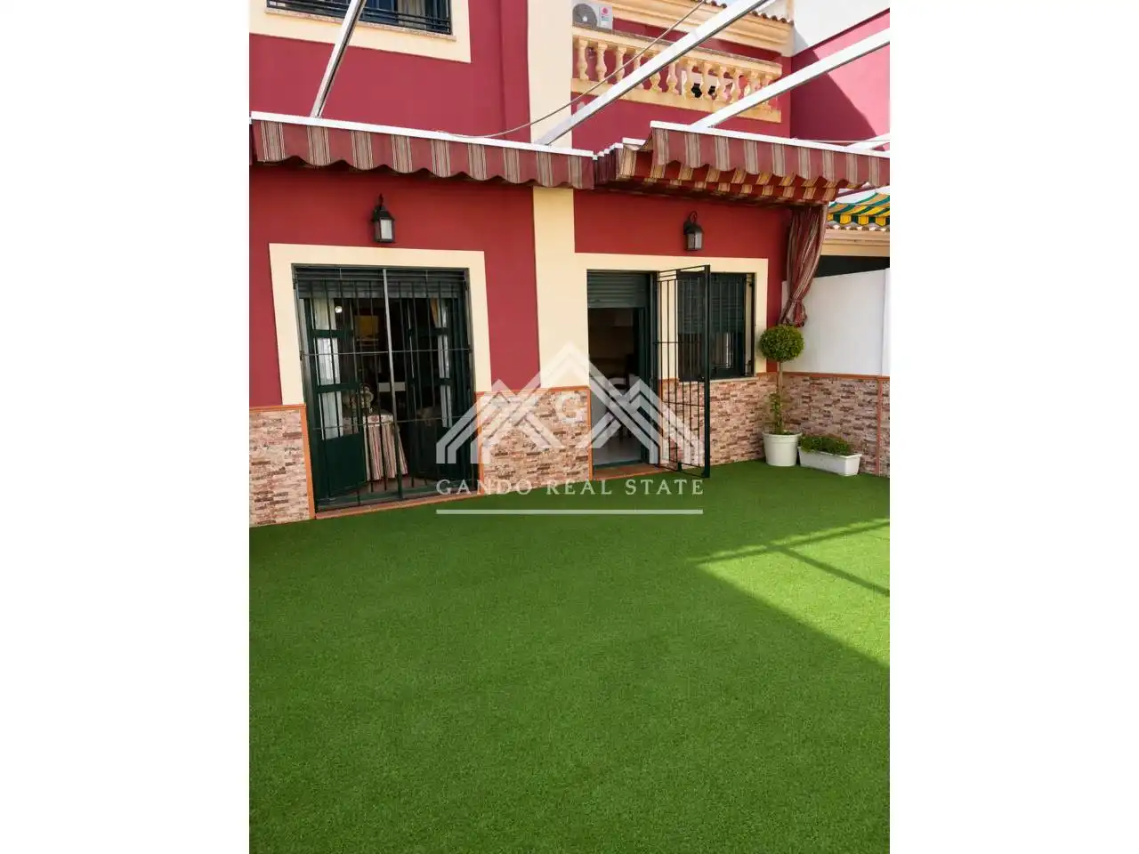 Jardí de Casa adosada en venda en Dos Hermanas amb Aire condicionat i Jardí privat