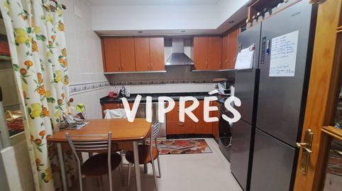 Bonito piso en Sierra de Fuentes, totalmente reformado. La vivienda consta de tres habitaciones , un baño completo con plato con p, imatge 2