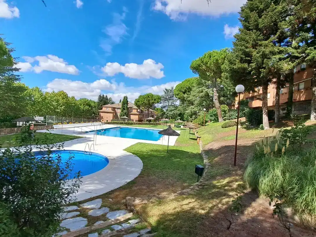 Piscina de Pis de lloguer en Majadahonda amb Aire condicionat i Piscina