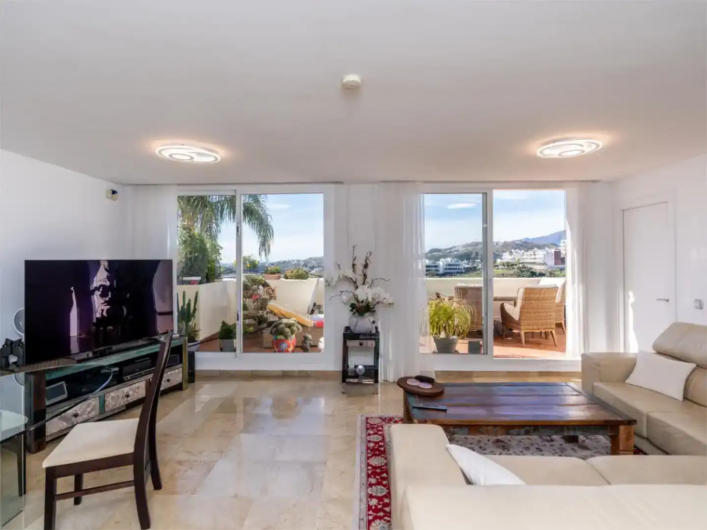 Living room of Flat for sale in Benahavís  with Air Conditioner, Terrace and Swimming Pool