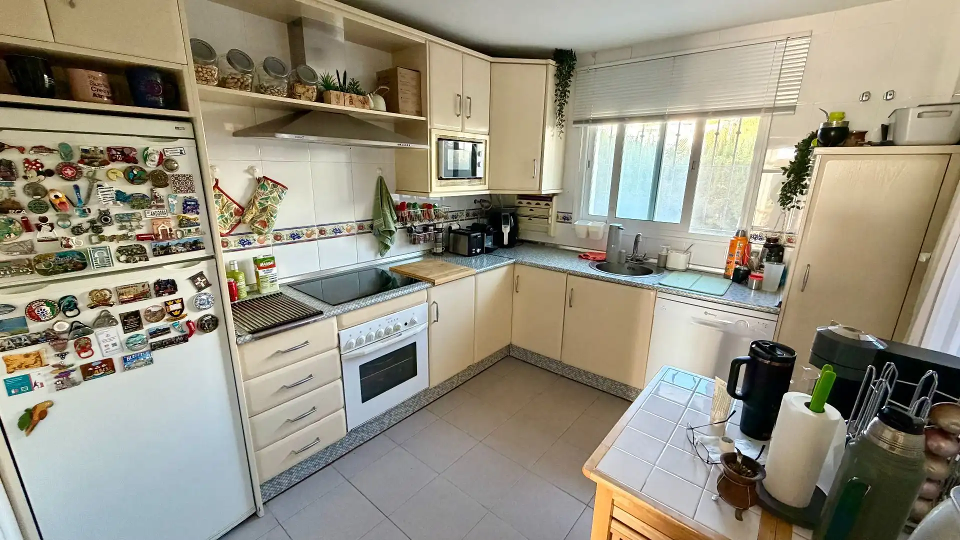 Küche von Einfamilien-Reihenhaus zur Miete in Fuengirola mit Klimaanlage, Privatgarten und Terrasse