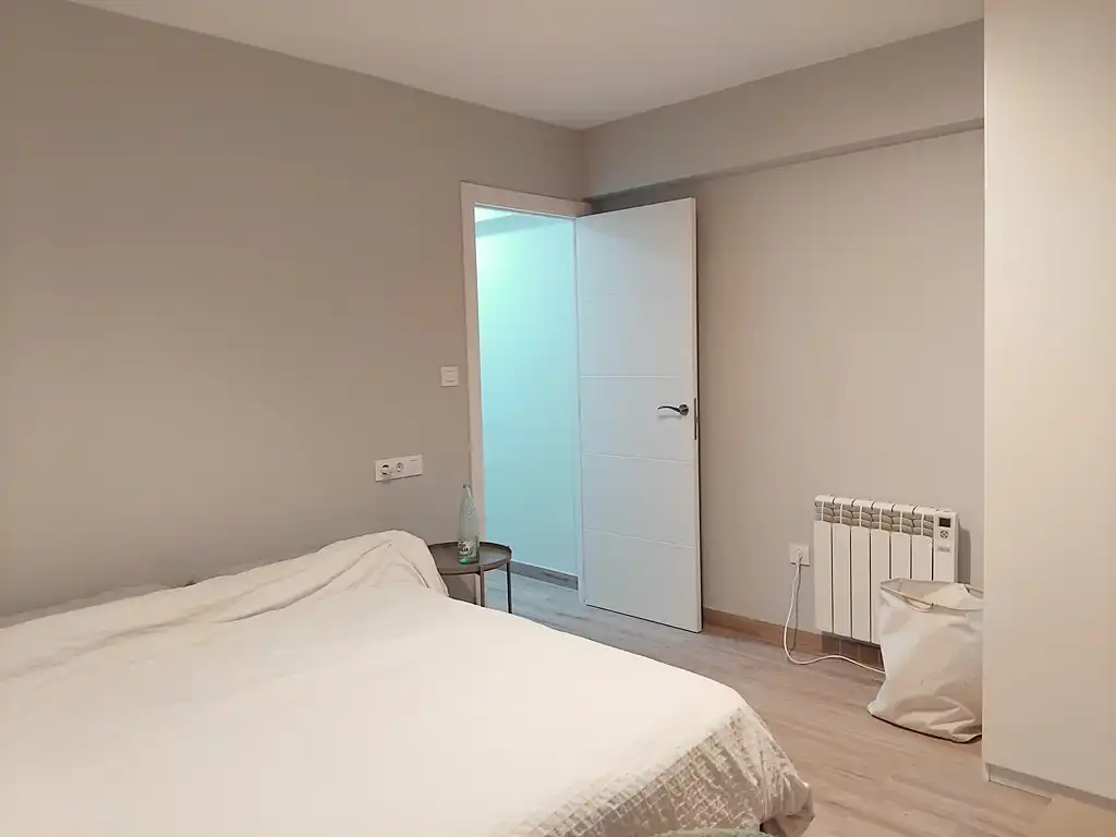 Dormitori de Pis de lloguer en A Coruña Capital  amb Calefacció, Parquet i Moblat