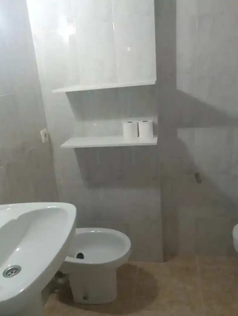 Badezimmer von Erdgeschoss zur Miete in Madrid mit Klimaanlage und Ofen