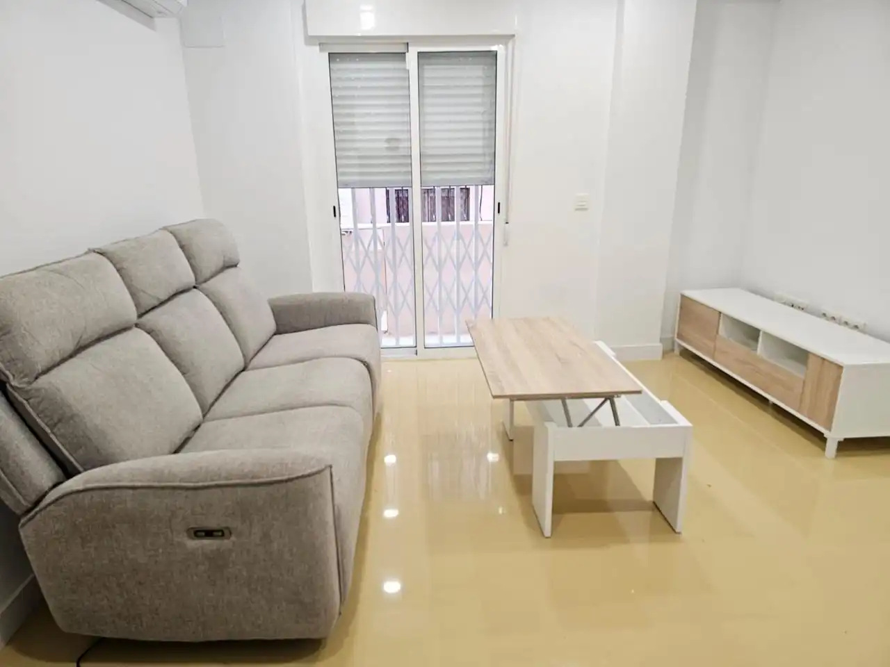 Sala de estar de Piso de alquiler en Almería con Aire acondicionado y Amueblado