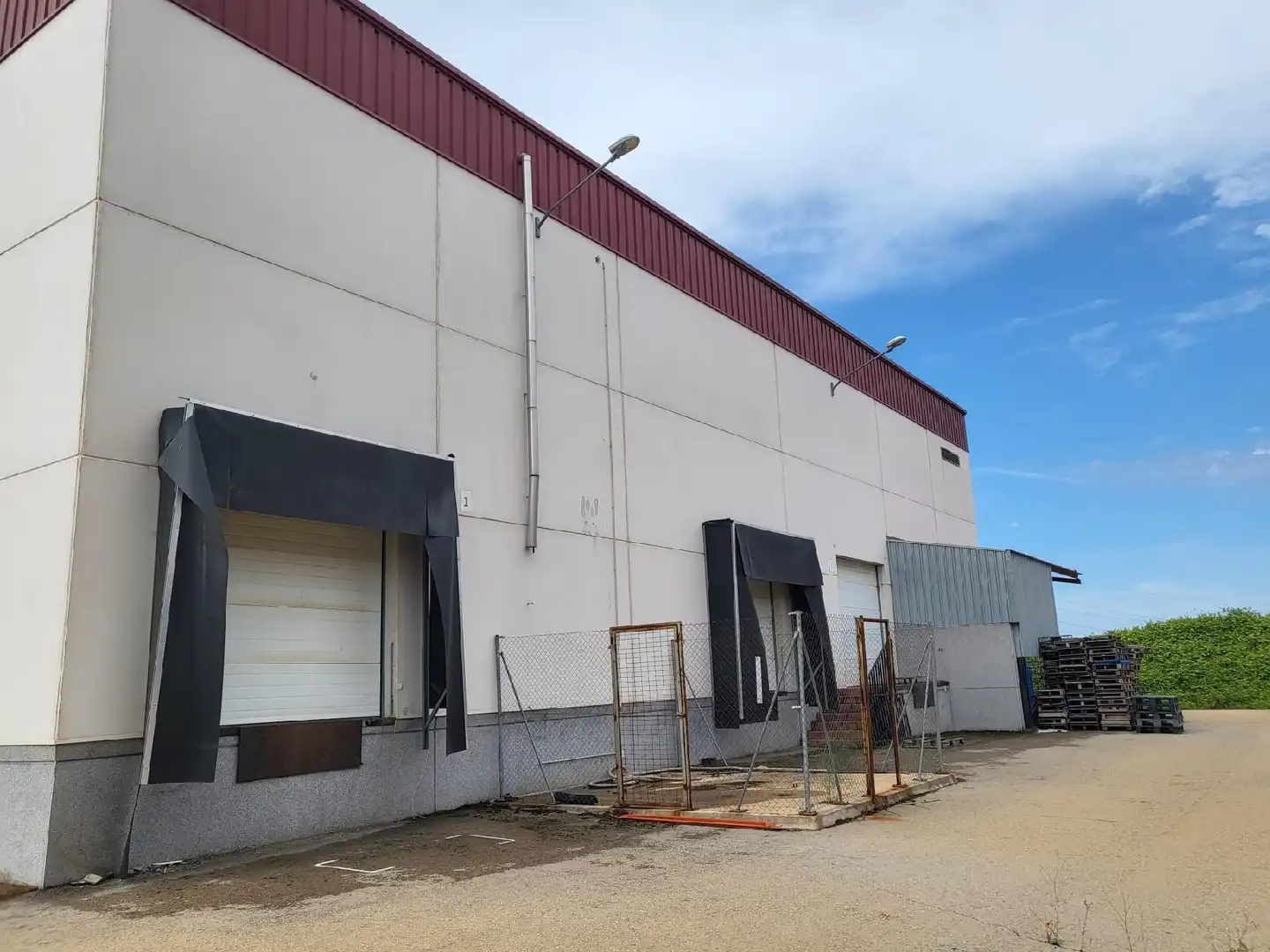 Vista exterior de Nau industrial en venda en Puertollano
