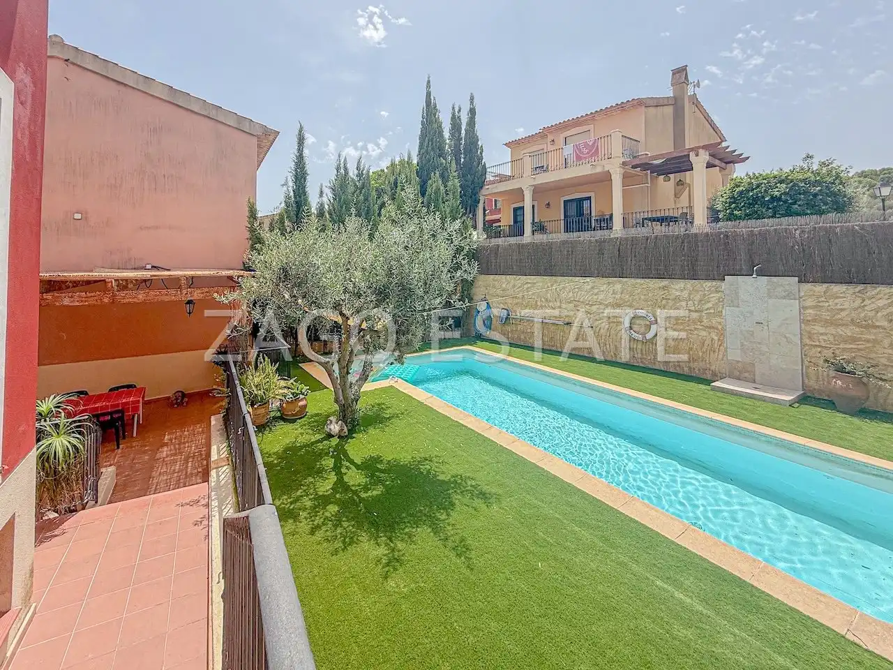 Casa con piscina en venta en Pueblo - Urbanizaciones