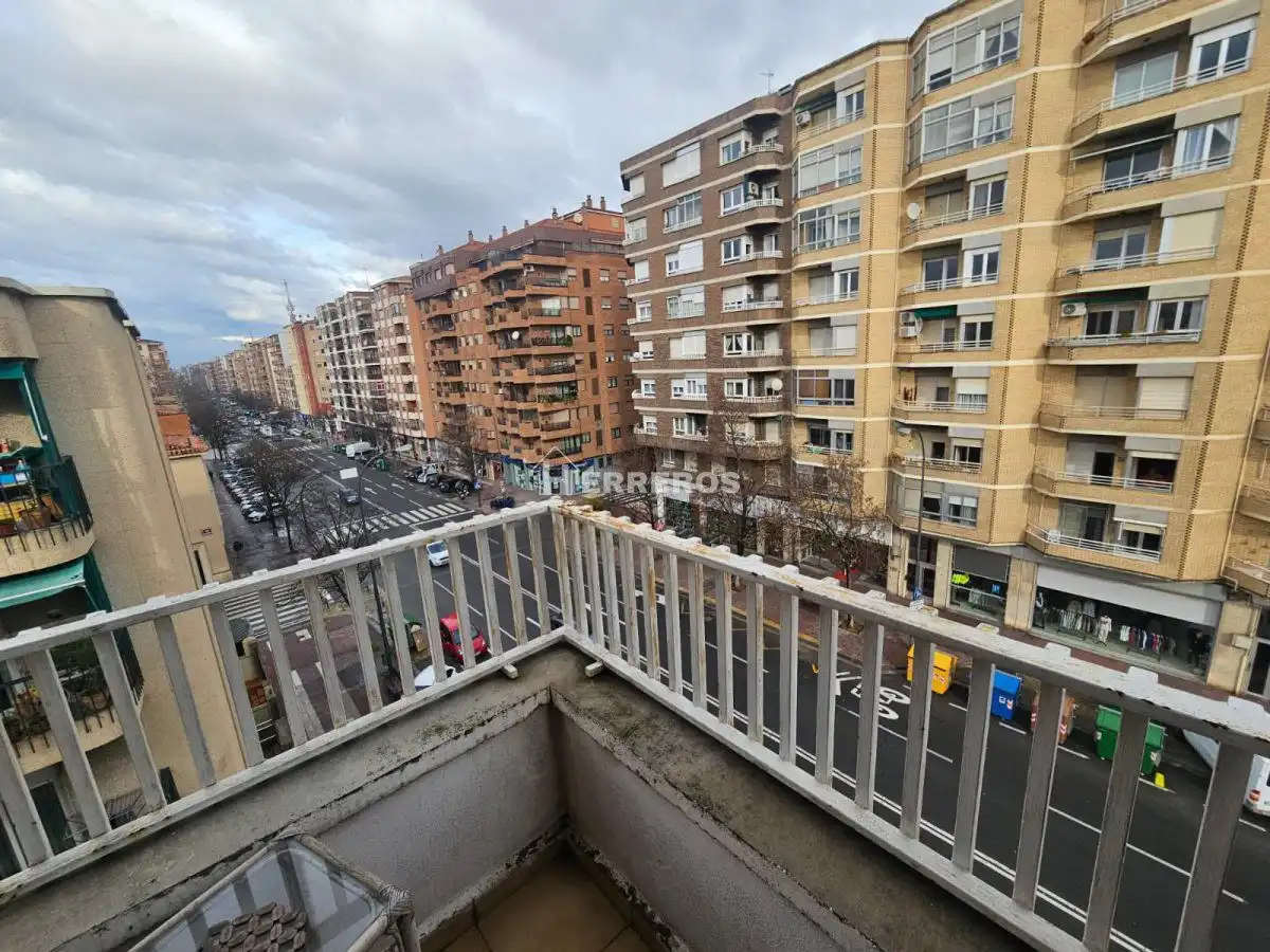 Vista exterior de Pis en venda en  Logroño amb Calefacció, Parquet i Terrassa