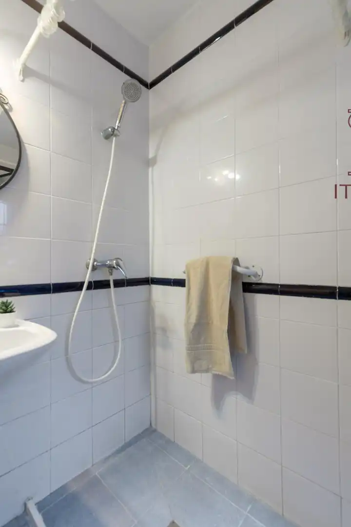 Bathroom of Flat for sale in Sevilla  with Air Conditioner and Terrace