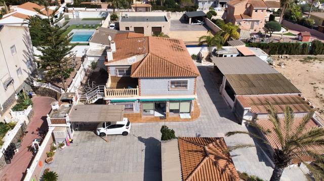 Casa-chalet en Venta en Calle NOGAL en Los Girasoles