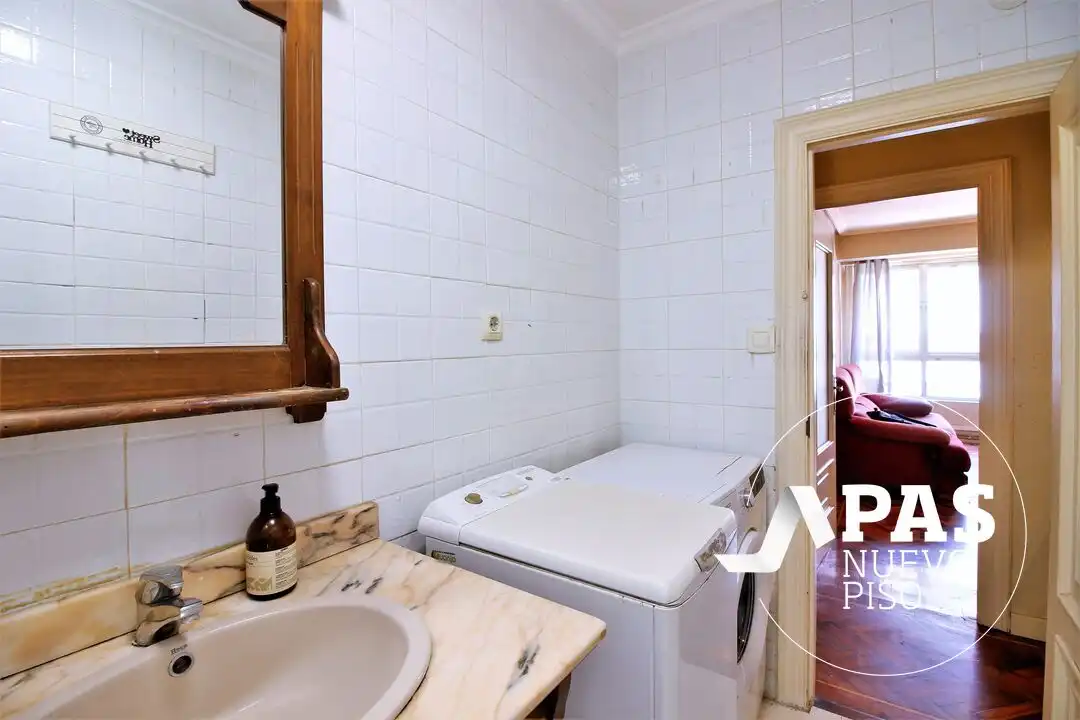 Bathroom of Flat for sale in Santander  with Heating and Parquet flooring