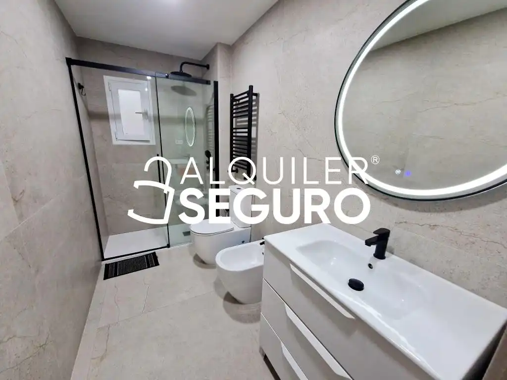 Baño de Piso de alquiler en Móstoles con Aire acondicionado y Calefacción