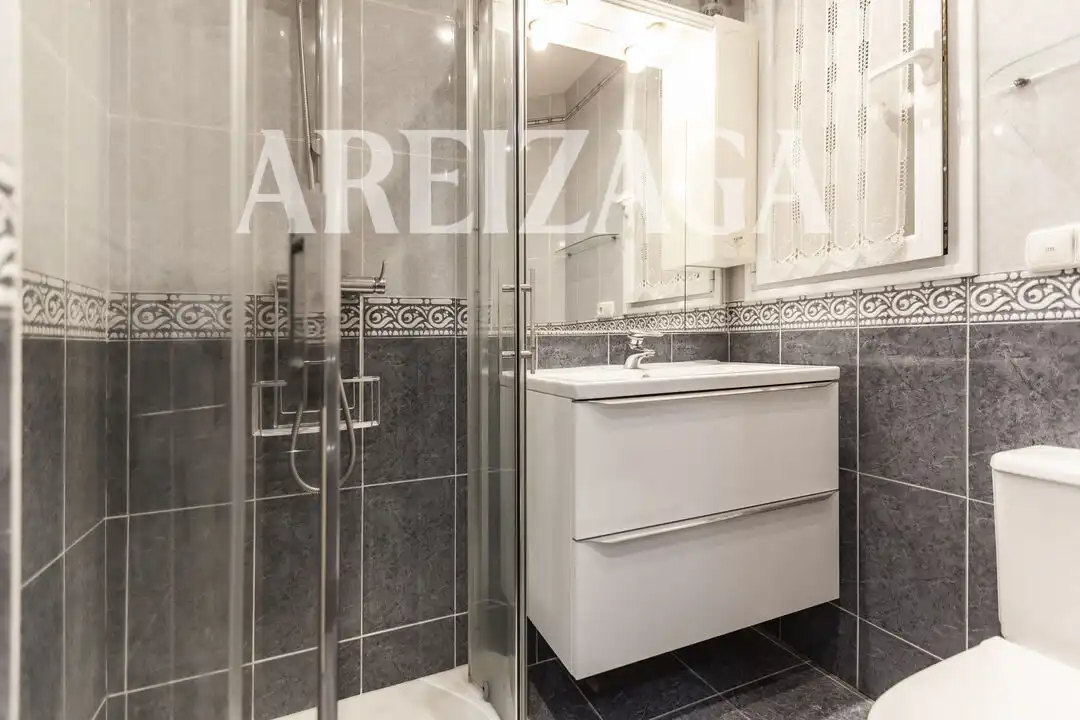 Baño de Piso en venta en Donostia - San Sebastián  con Calefacción y Balcón