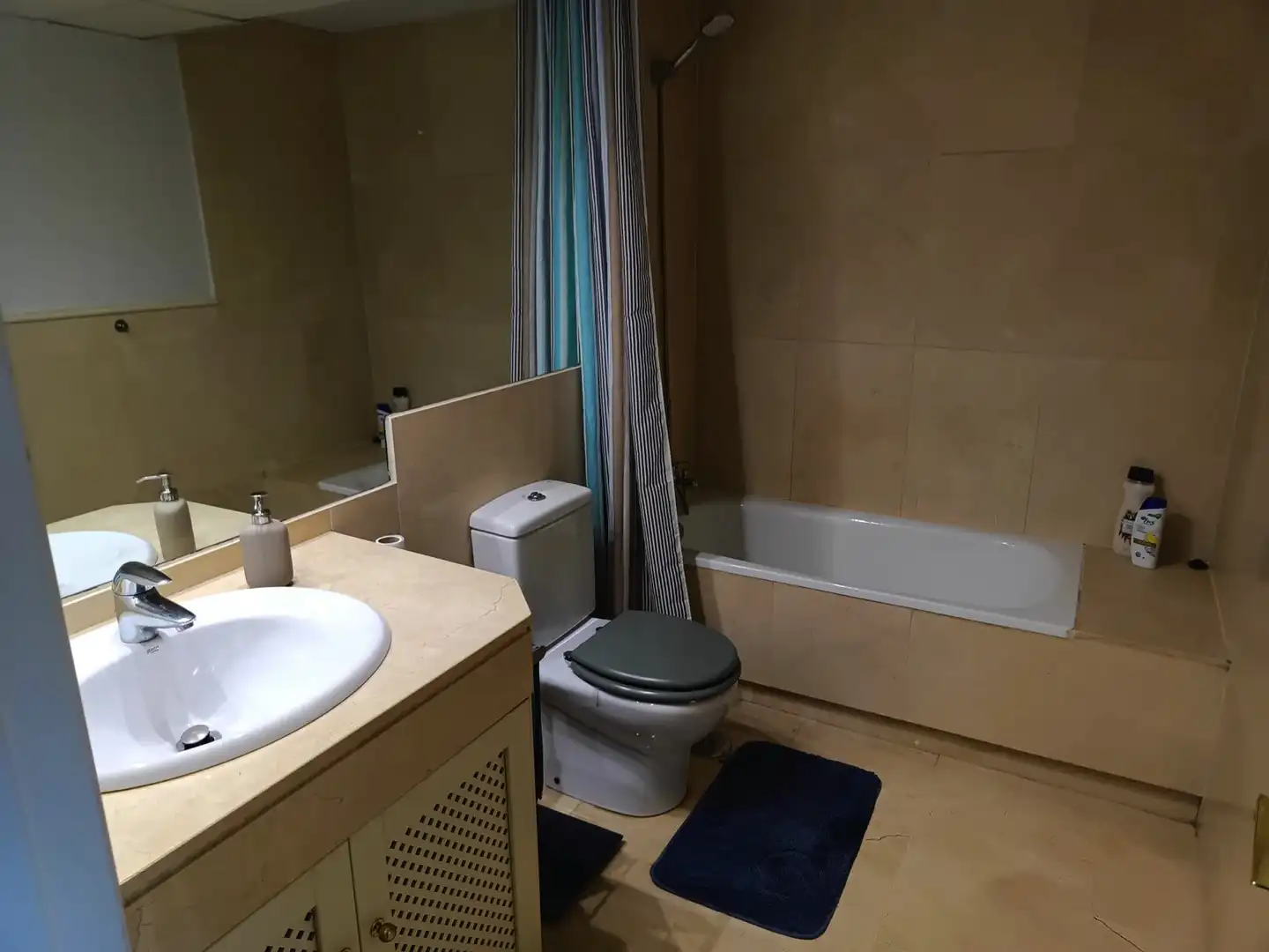 Bany de Apartament en venda en Sotogrande amb Aire condicionat, Terrassa i Piscina