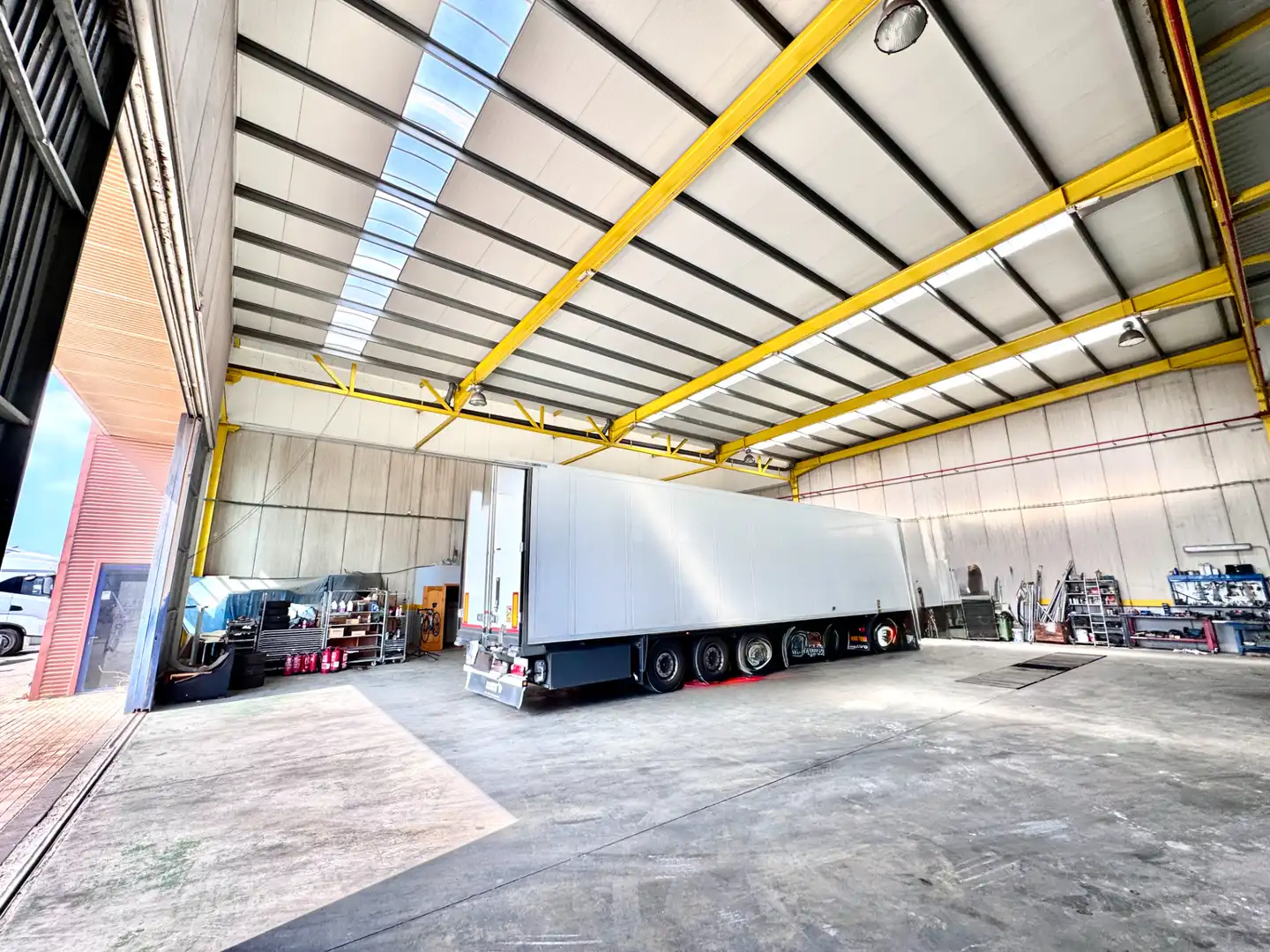 Parkplatz von Fabrikhallen zum Verkauf in El Ejido mit Alarm