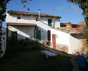 Vista exterior de Casa o xalet en venda en Laguna de Negrillos amb Jardí privat, Terrassa i Traster