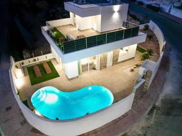 Casa con piscina in vendita a Calle Pico Del Aneto 12