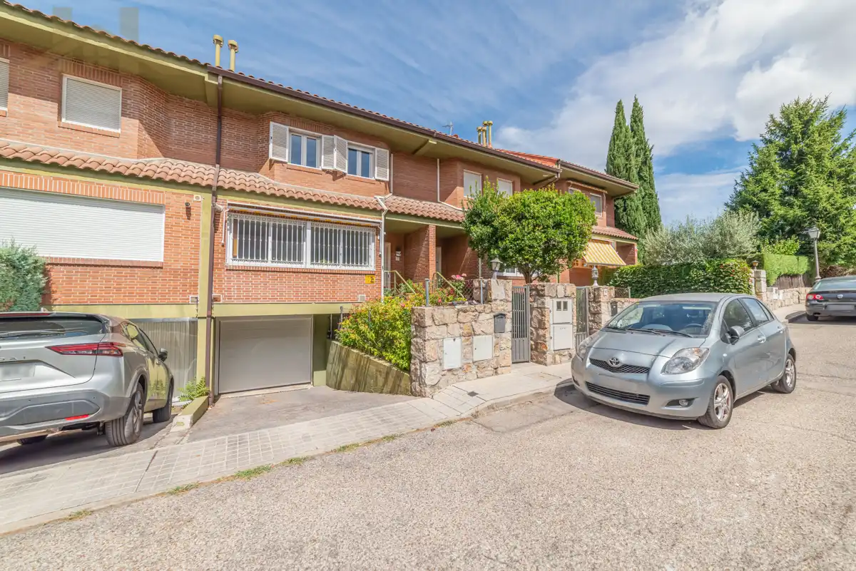 Vista exterior de Casa adosada en venda en Torrelodones amb Aire condicionat, Calefacció i Jardí privat