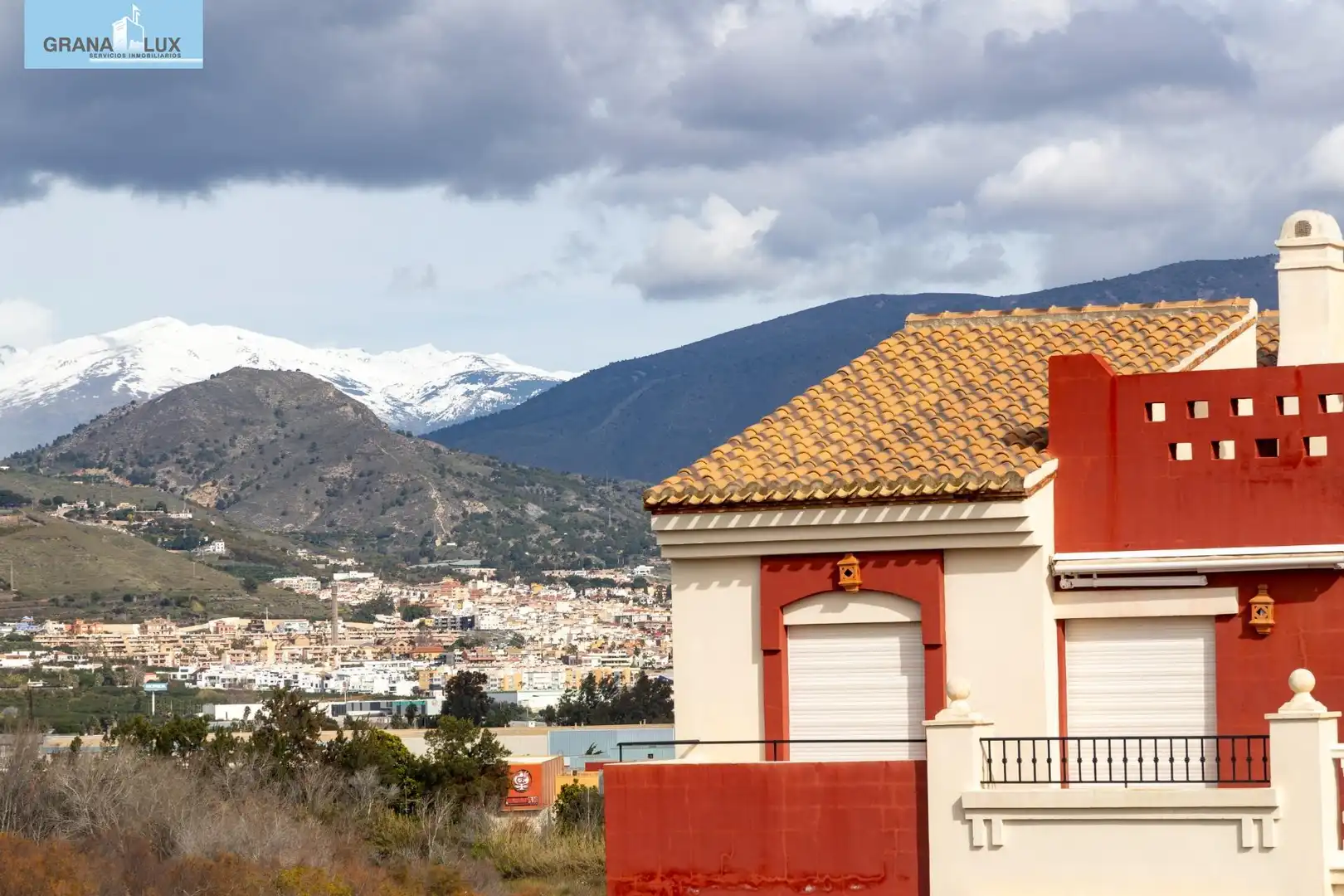 Vista exterior de Àtic en venda en Motril amb Jardí privat, Terrassa i Piscina comunitària