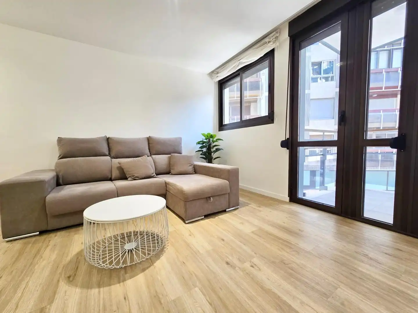 Sala d'estar de Pis de lloguer en Valencia amb Parquet i Terrassa