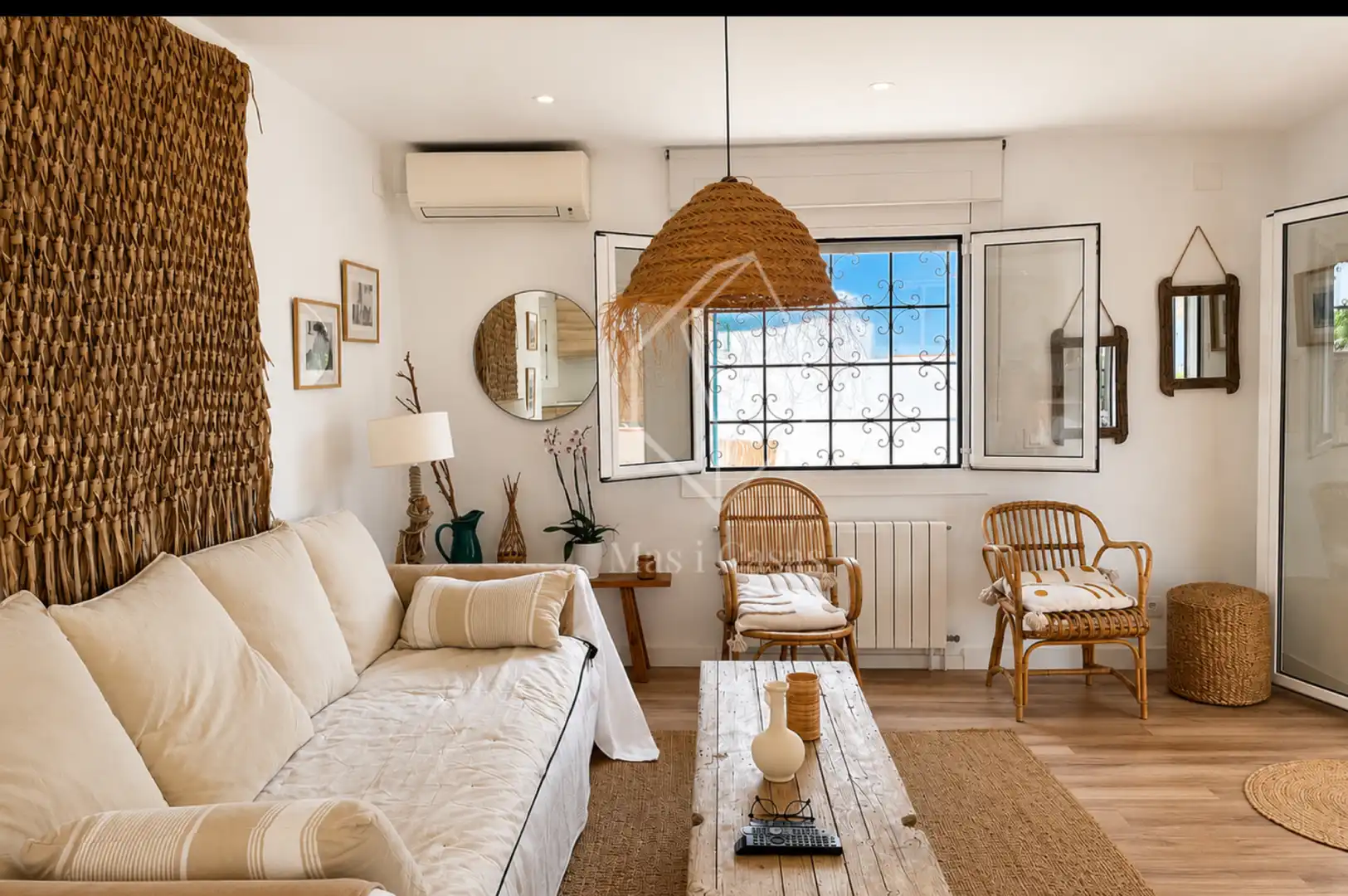 Sala d'estar de Casa o xalet en venda en L'Escala amb Aire condicionat, Calefacció i Jardí privat