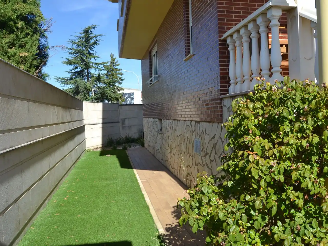 Jardí de Casa adosada en venda en Sariegos amb Terrassa i Balcó