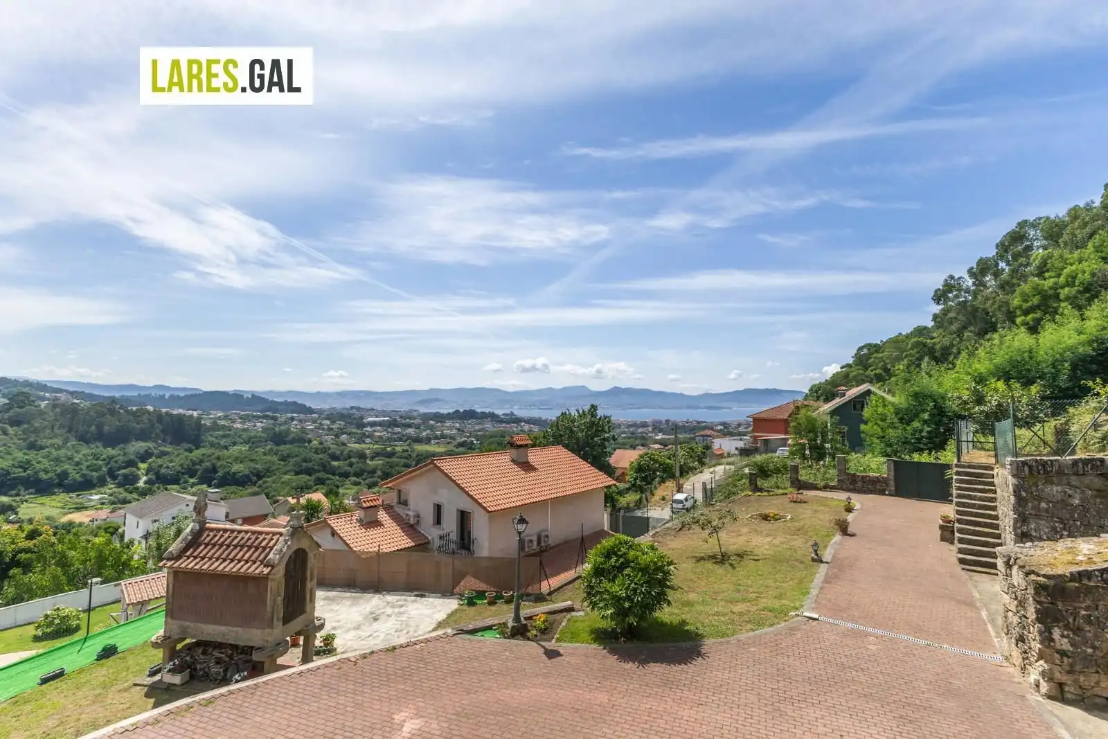 Außenansicht von Haus oder Chalet zum Verkauf in Cangas  mit Heizung, Terrasse und Möbliert