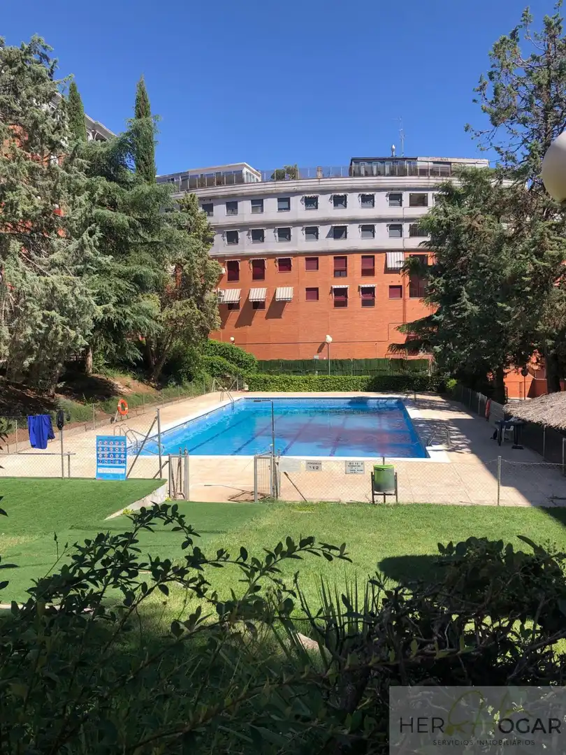 Piscina de Pis en venda en Toledo amb Calefacció, Parquet i Terrassa