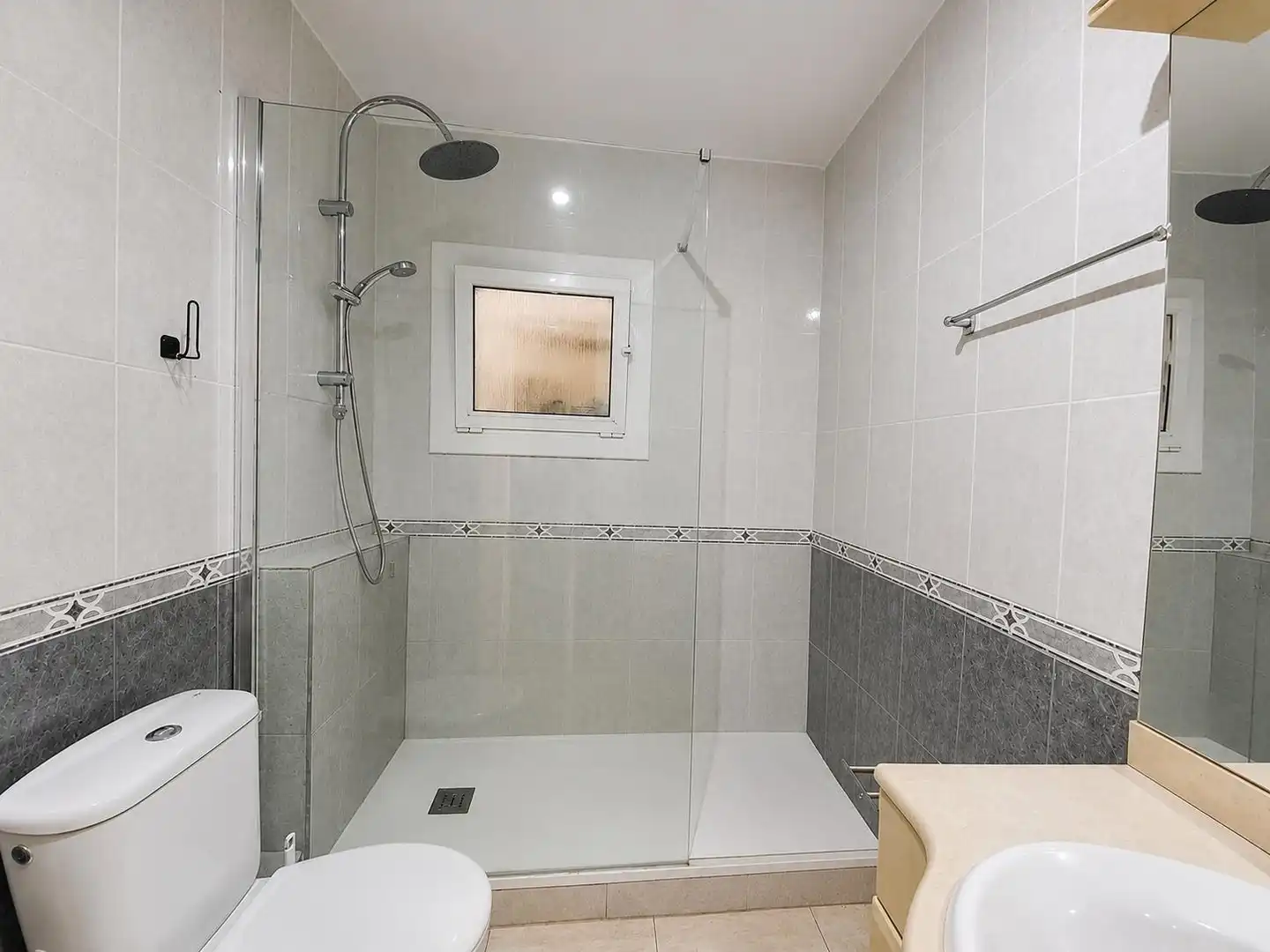 Baño de Piso en venta en Mataró con Calefacción y Balcón