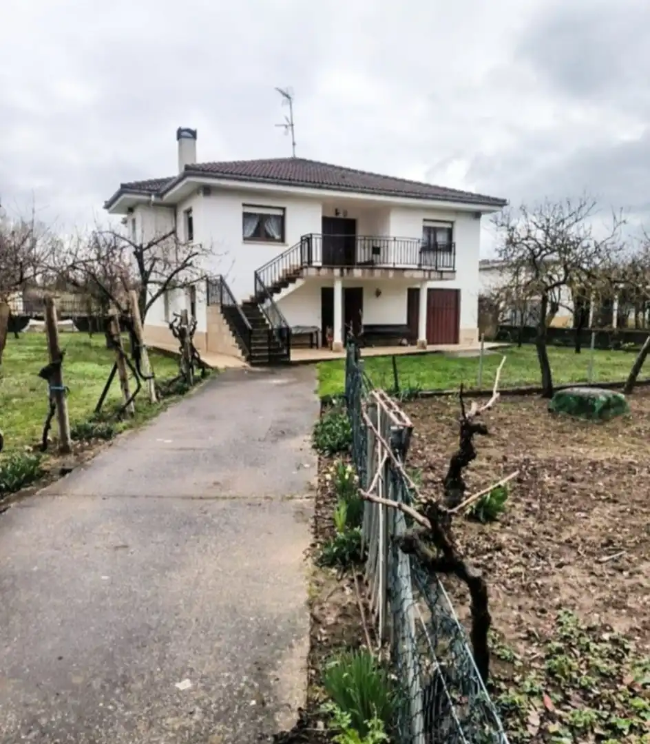 Vista exterior de Casa o chalet en venta en Medina de Pomar con Calefacción, Jardín privado y Terraza