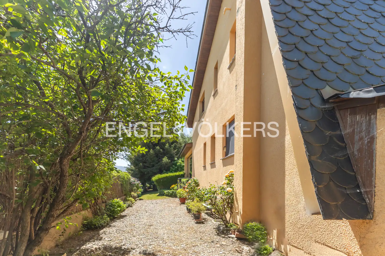 Vista exterior de Casa o xalet en venda en Puigcerdà amb Calefacció, Jardí privat i Parquet