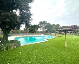Piscina de Apartament de lloguer en Villaviciosa de Odón amb Moblat i Piscina comunitària