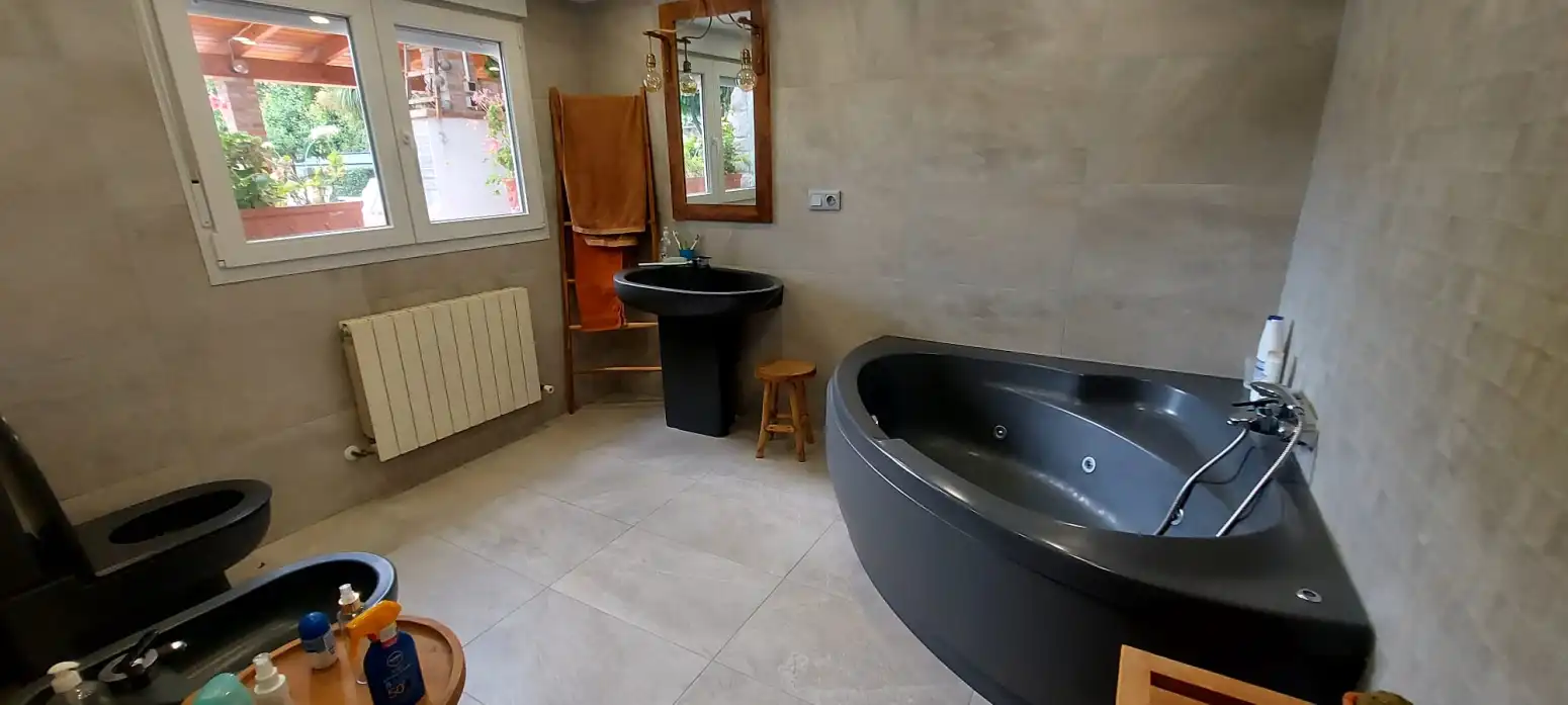 Baño de Casa o chalet en venta en Albelda de Iregua con Aire acondicionado, Calefacción y Jardín privado