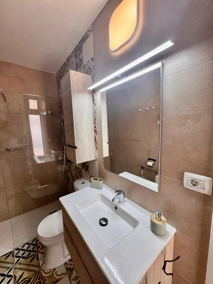 Baño de Piso en venta en Arona con Jardín privado, Terraza y Amueblado