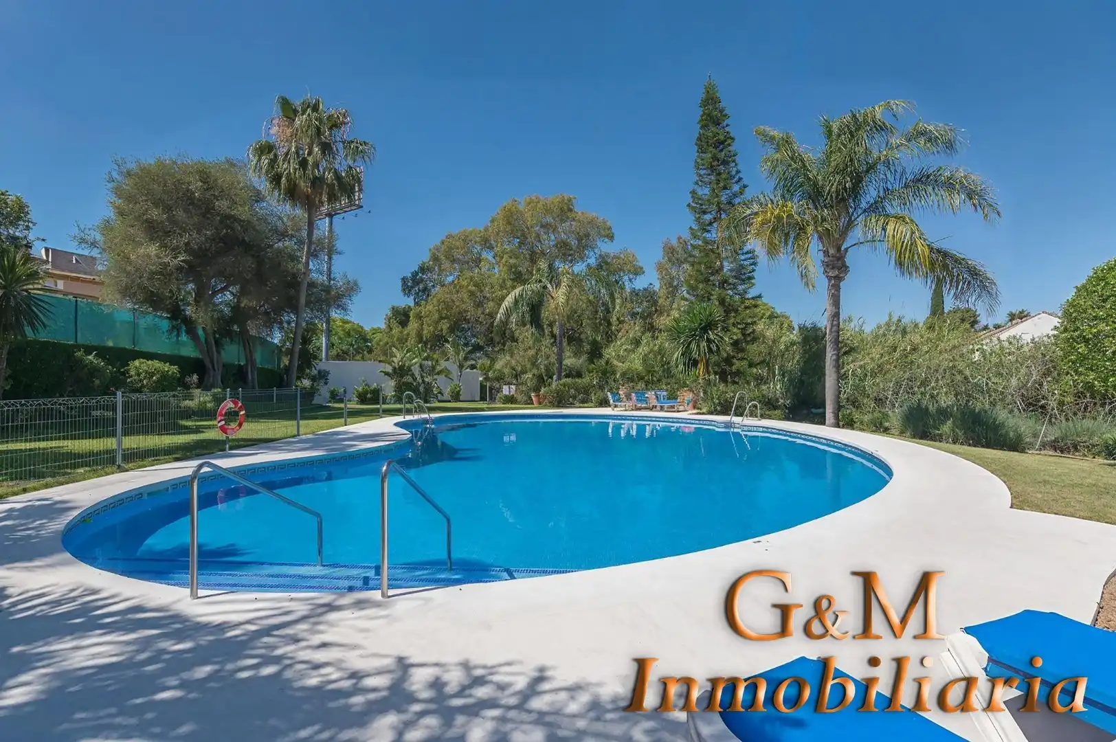 Garten von Einfamilien-Reihenhaus zum Verkauf in Estepona mit Privatgarten, Terrasse und Balkon