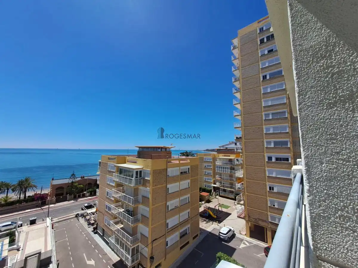Vista exterior de Apartamento de alquiler en Benicasim / Benicàssim con Amueblado y Piscina comunitaria