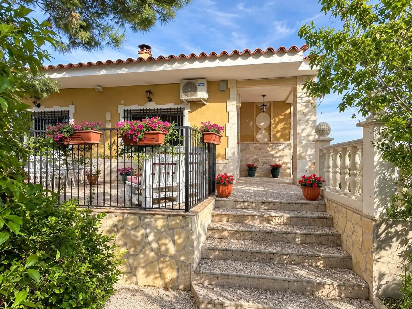 Vista exterior de Finca rústica en venda en La Almarcha  amb Calefacció, Jardí privat i Piscina