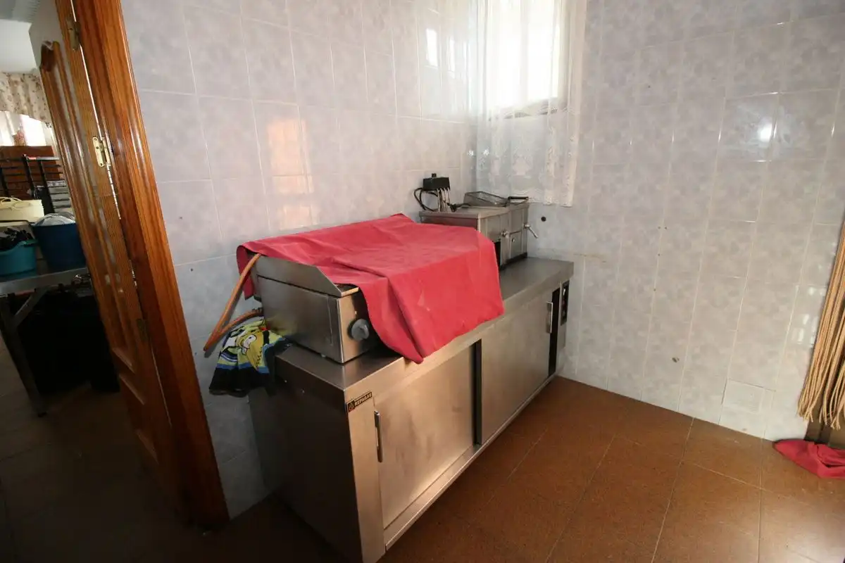 Cuina de Local en venda en Mombeltrán amb Aire condicionat