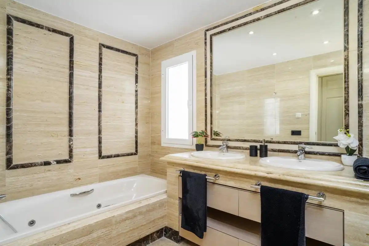 Bathroom of Flat for sale in Marbella  with Air Conditioner, Heating and Private garden
