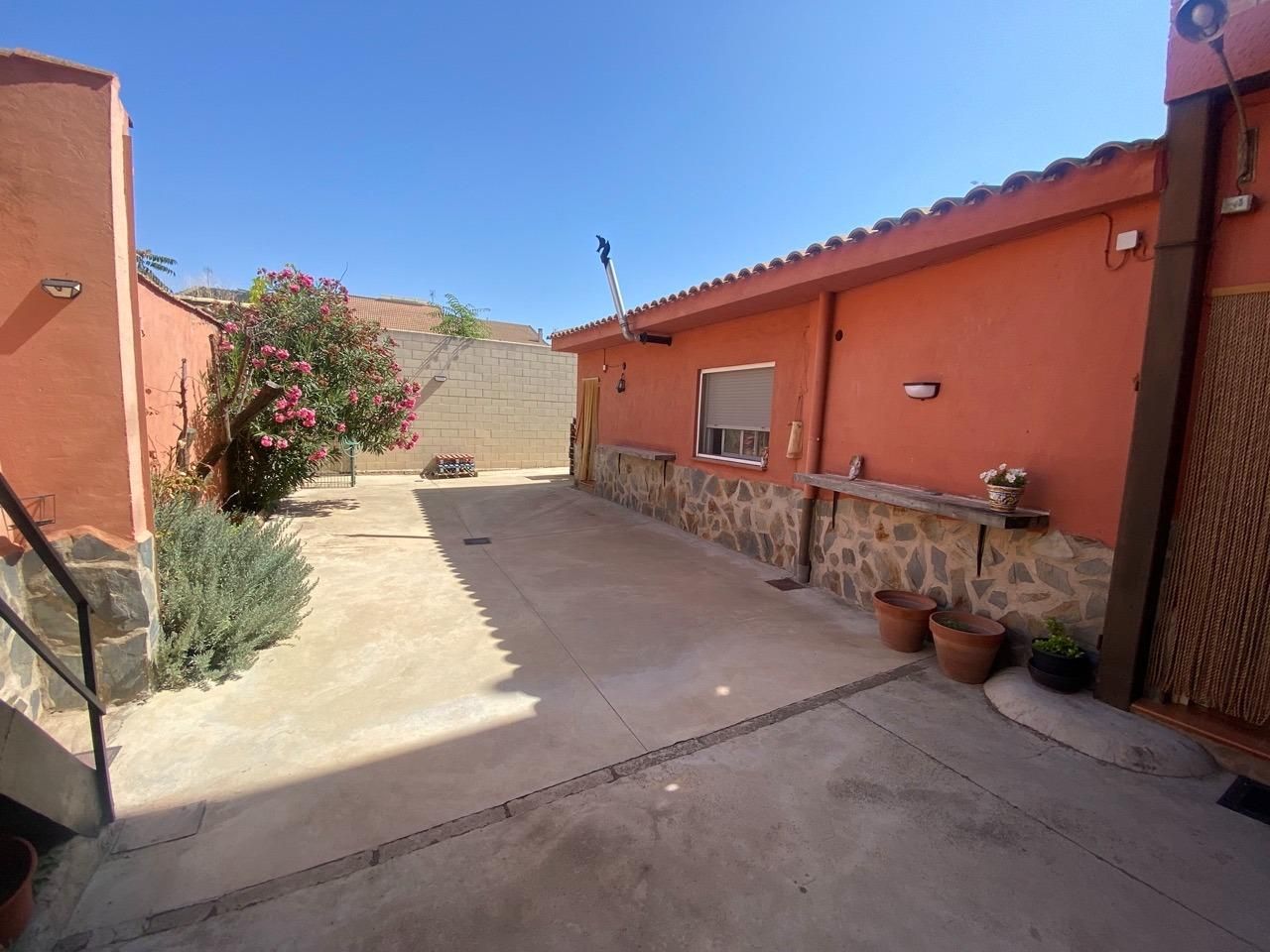 Vista exterior de Casa o xalet en venda en Daimiel amb Aire condicionat, Calefacció i Jardí privat