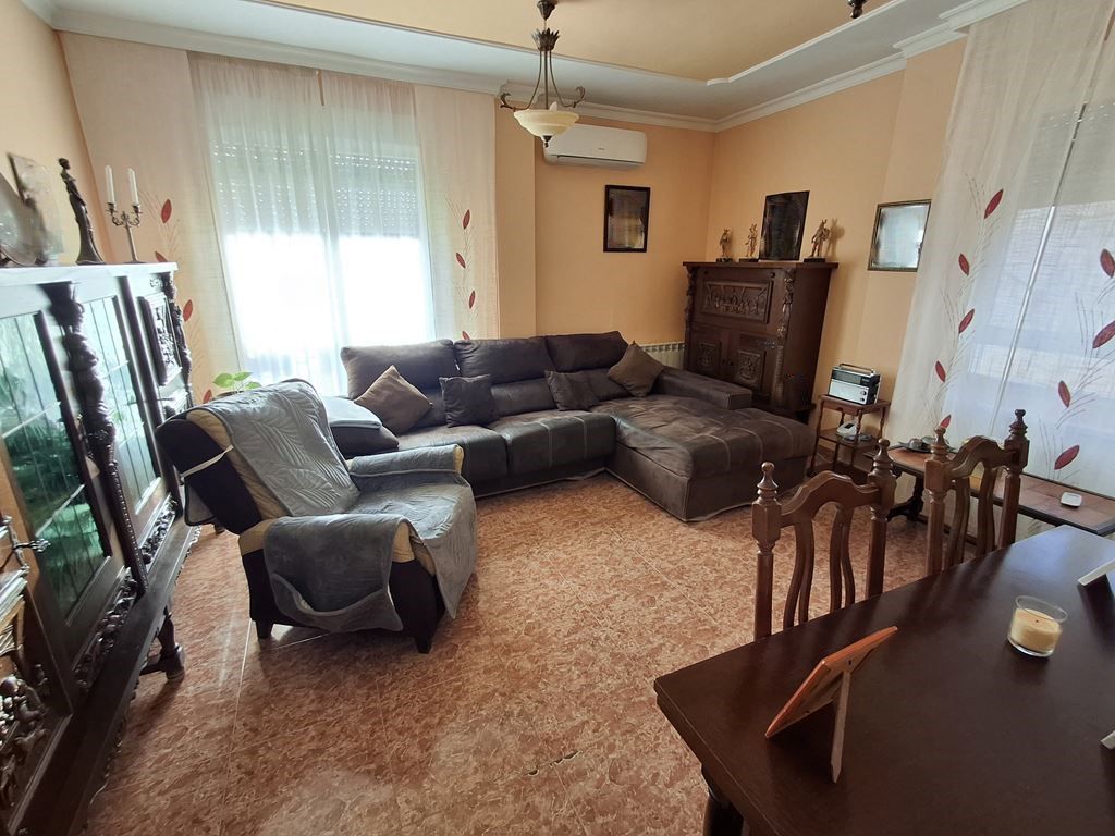 Sala d'estar de Pis en venda en La Roda amb Calefacció, Traster i Balcó