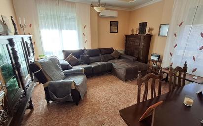 Sala d'estar de Pis en venda en La Roda amb Calefacció, Traster i Balcó