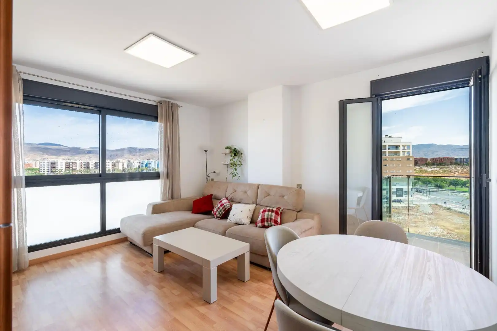 Sala d'estar de Pis en venda en Almería amb Aire condicionat, Terrassa i Traster