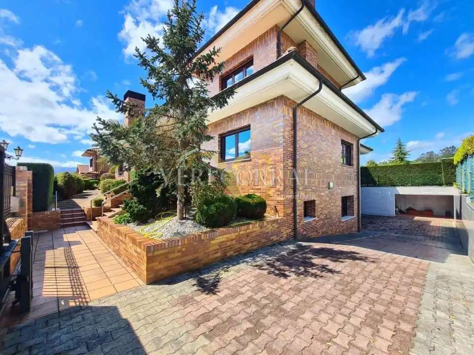 Vista exterior de Casa o chalet en venta en Oviedo  con Calefacción, Jardín privado y Terraza
