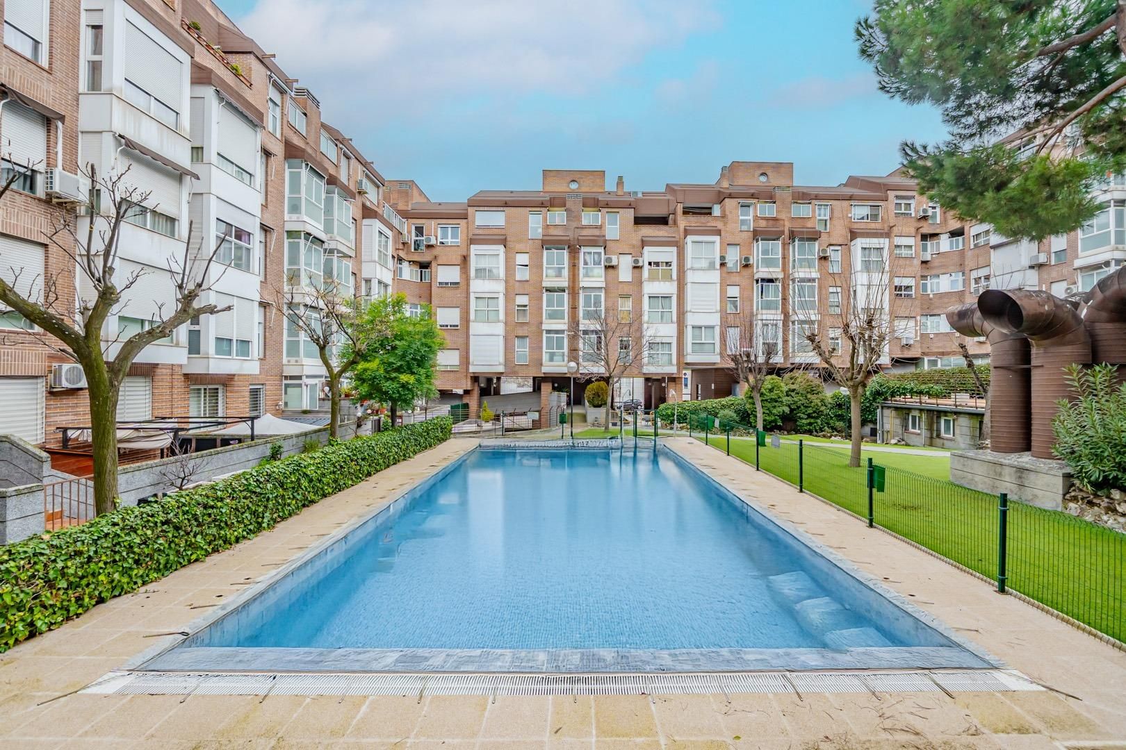 Exterior view of Flat for sale in  Madrid Capital  with Community pool