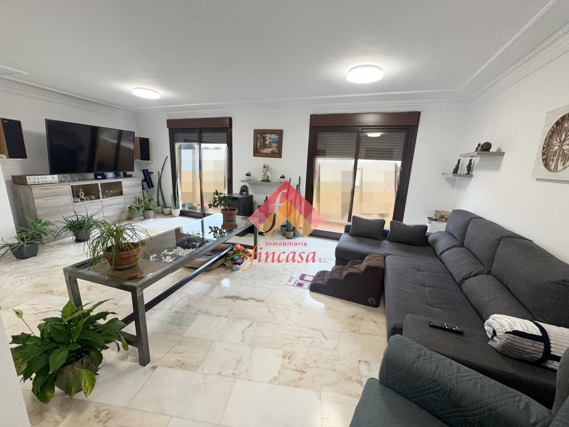 Sala d'estar de Pis en venda en Ronda amb Terrassa i Moblat