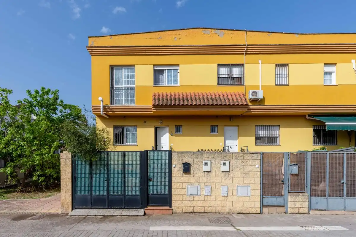 Vista exterior de Casa adosada en venta en Espartinas con Calefacción y Amueblado