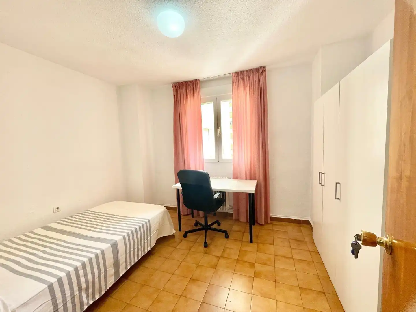 Bedroom of Flat for share in Ronda
