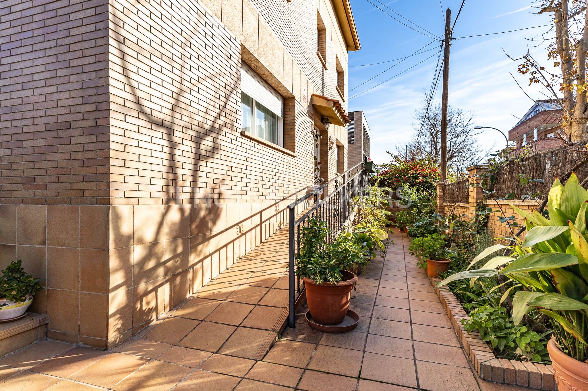 Vista exterior de Casa o xalet en venda en Cerdanyola del Vallès amb Aire condicionat, Calefacció i Jardí privat